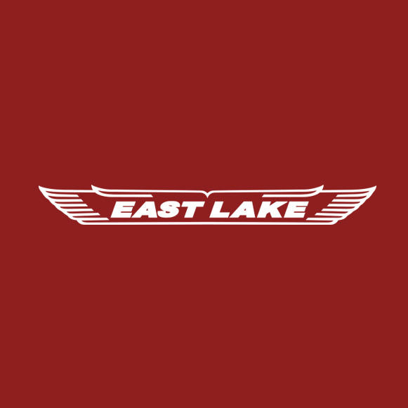 赤地に白いEAST LAKEロゴ